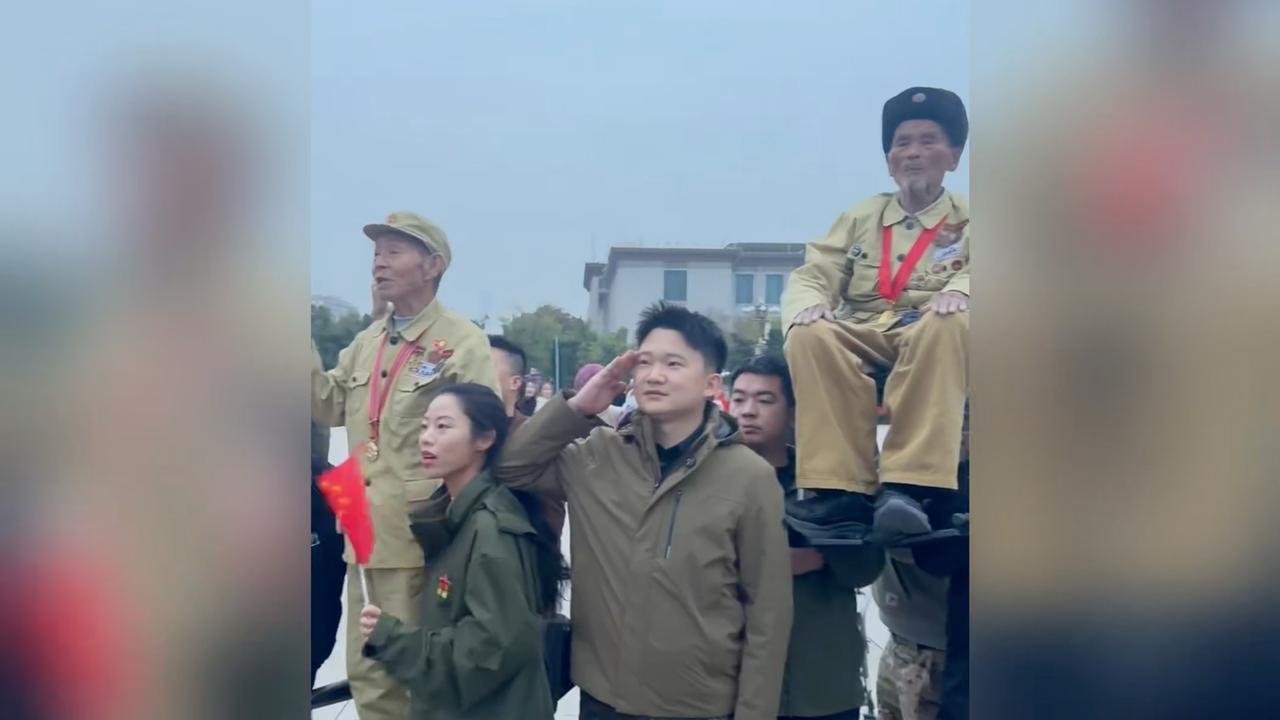 这一刻，他们等了七十多年！圆梦北京天安门升旗仪式