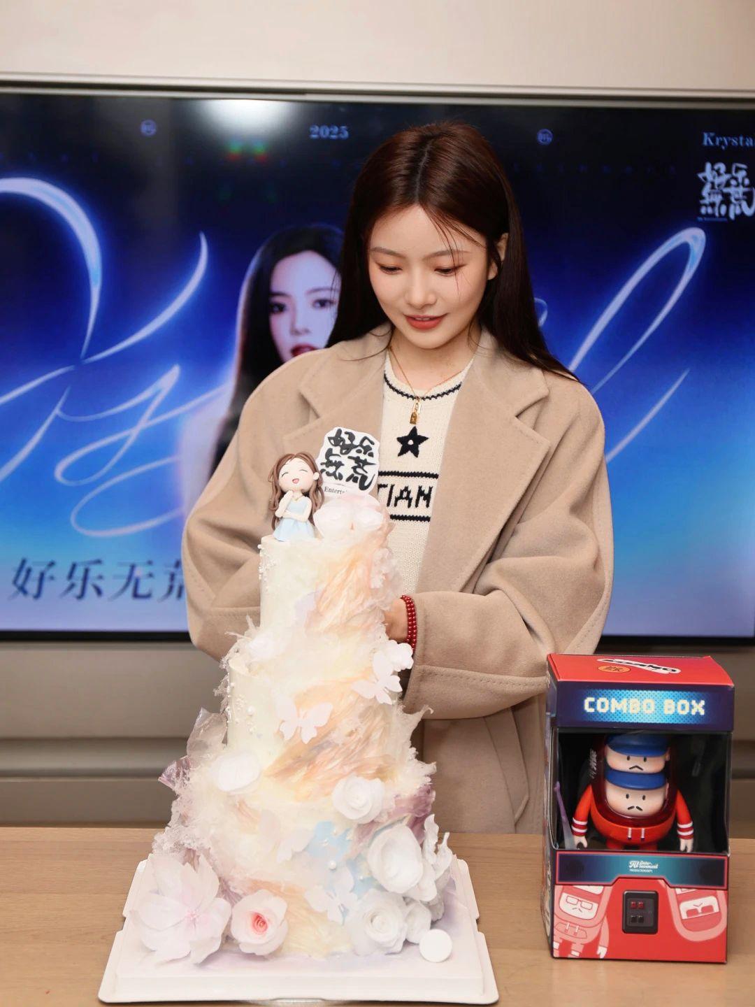 是正儿八经的签约仪式😭😭。