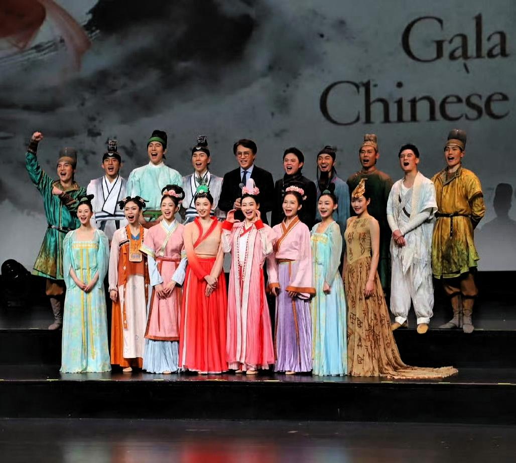 @靳东团队，@冰岛首演 成功…[鼓掌][鼓掌]👍🏻👍🏻