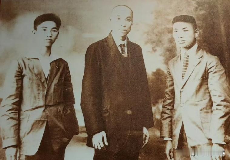 1924年6-7月间，中共代表团出席共产国际第五次代表大会期间，王荷波（中）、姚