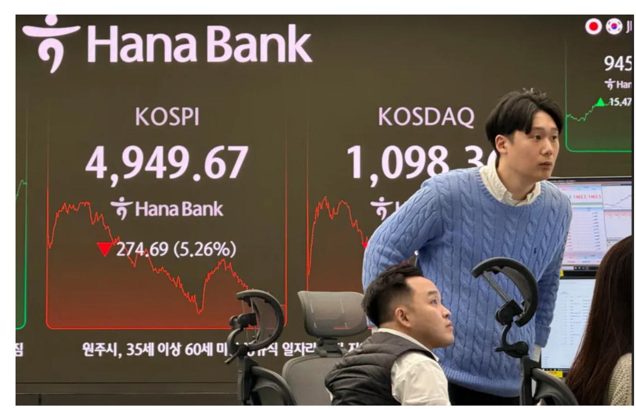 韩国股市连续两年暴涨80%，财富效应外溢到楼市，大量股民抛售股票套现买房，推高首
