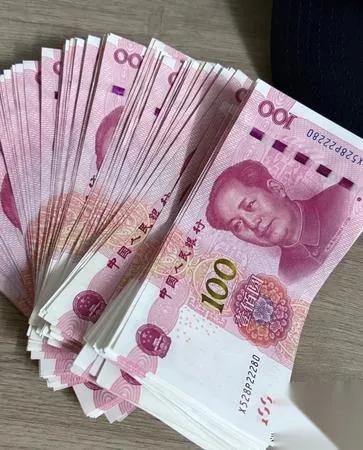 跟上班攒钱的朋友说个掏心窝子的——

你那熬了好几年的10万块，

真别乱投。