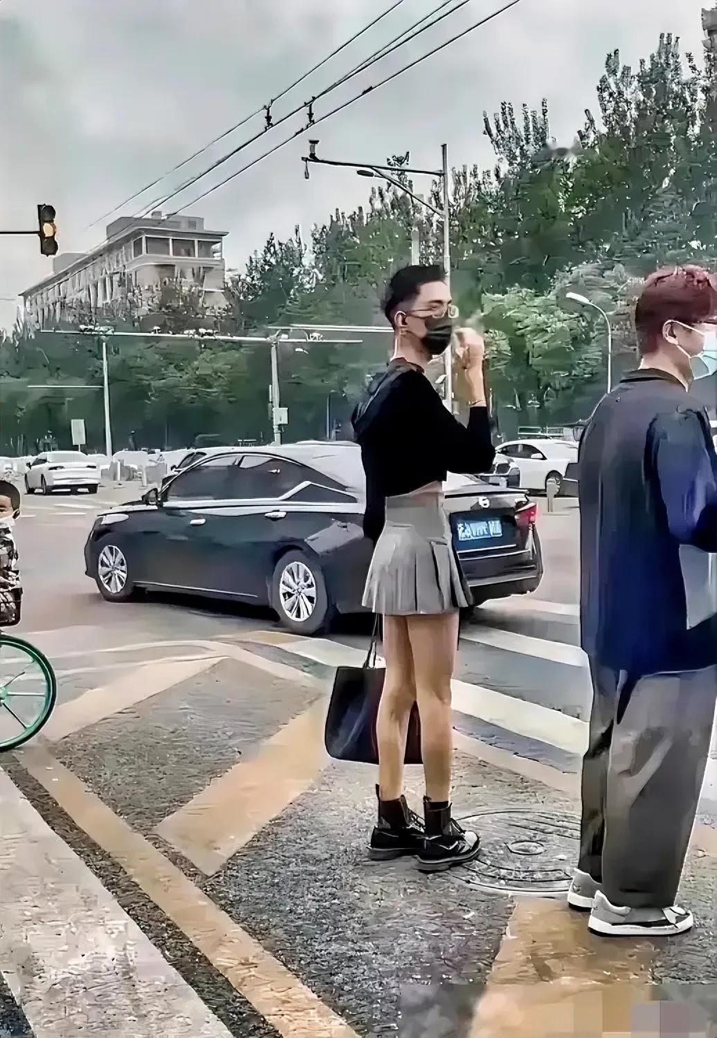 是男是女？雌雄难辨。
扑街的美女装。