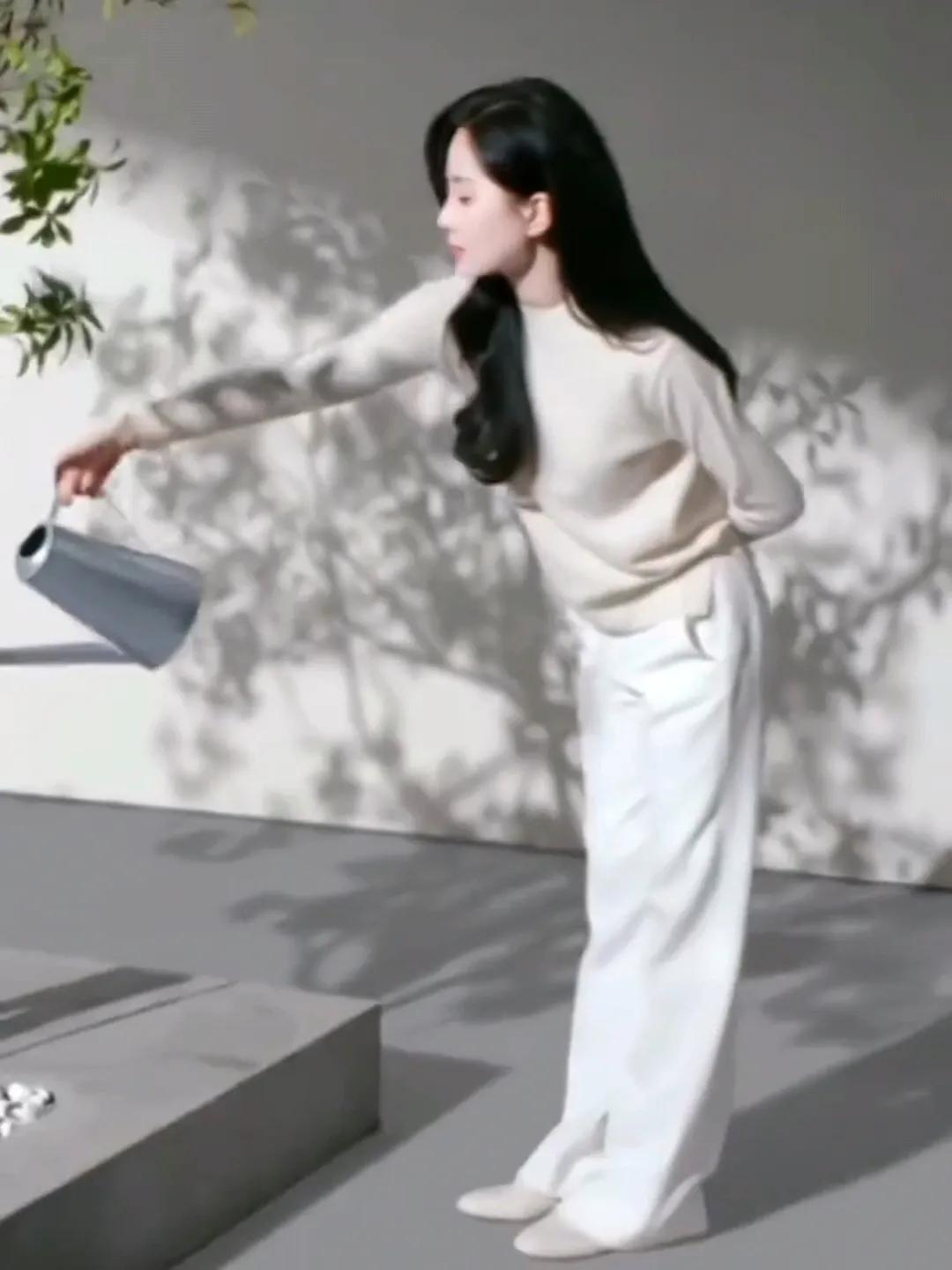 刘诗诗又双叒惊艳众人啦！画面中，她身着温柔米白色毛衣，搭配纯净白色阔腿裤，简约又