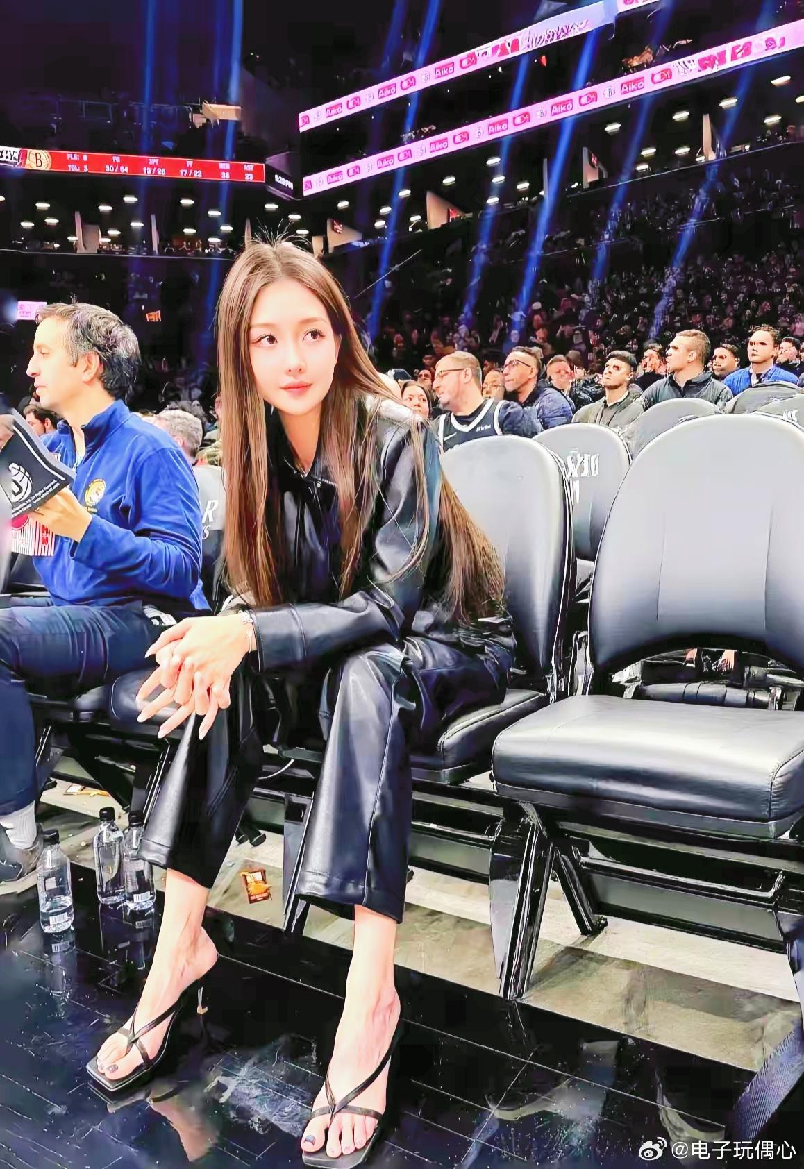 我的妈呀！好美，特别是那双脚，脚丫完美！ 