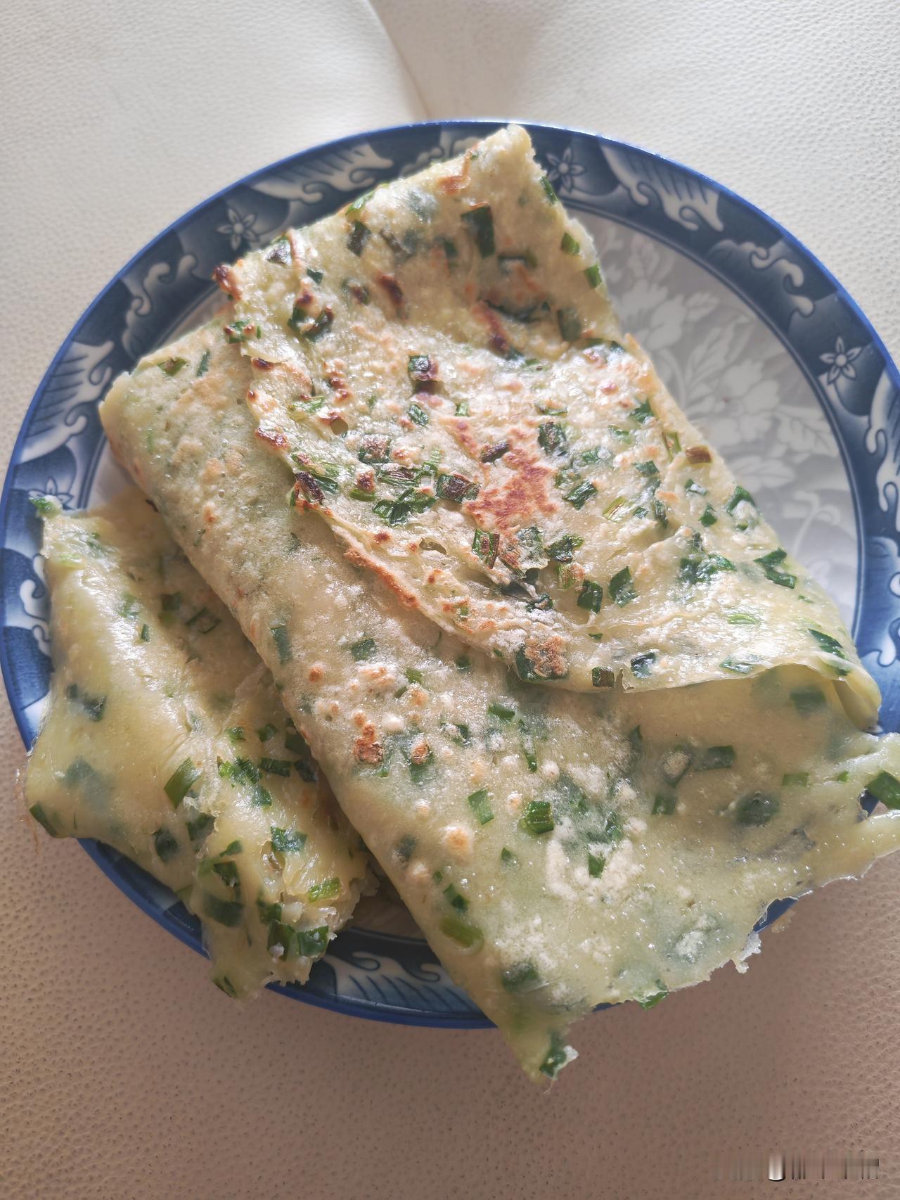 两个退休老人，想吃什么做什么。
家里有点韭菜没有用完，忽然想吃韭菜鸡蛋摊饼子，妻