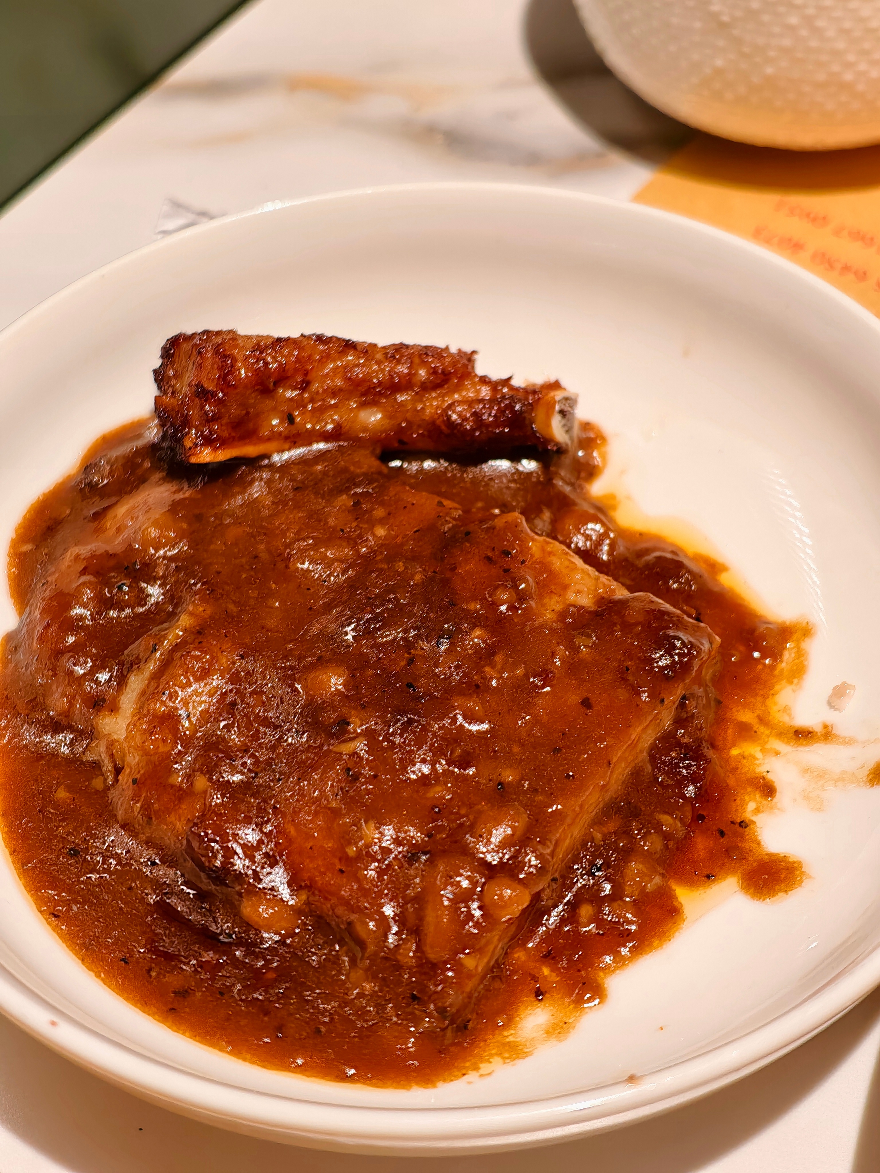 周五周五，摸鱼为主和领导来前滩吃午饭，全新蔚来 es8把停车位占满了蔚来全新es