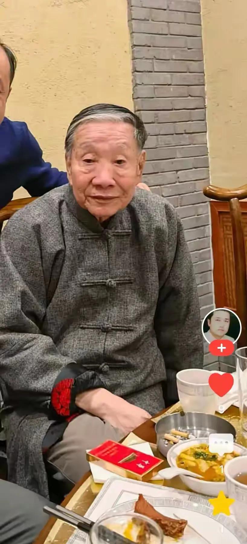 戈治均晚年的时候穿搭真的蛮惊艳的， 出门跟人聚餐，写毛笔字，穿的是重视服装，一看
