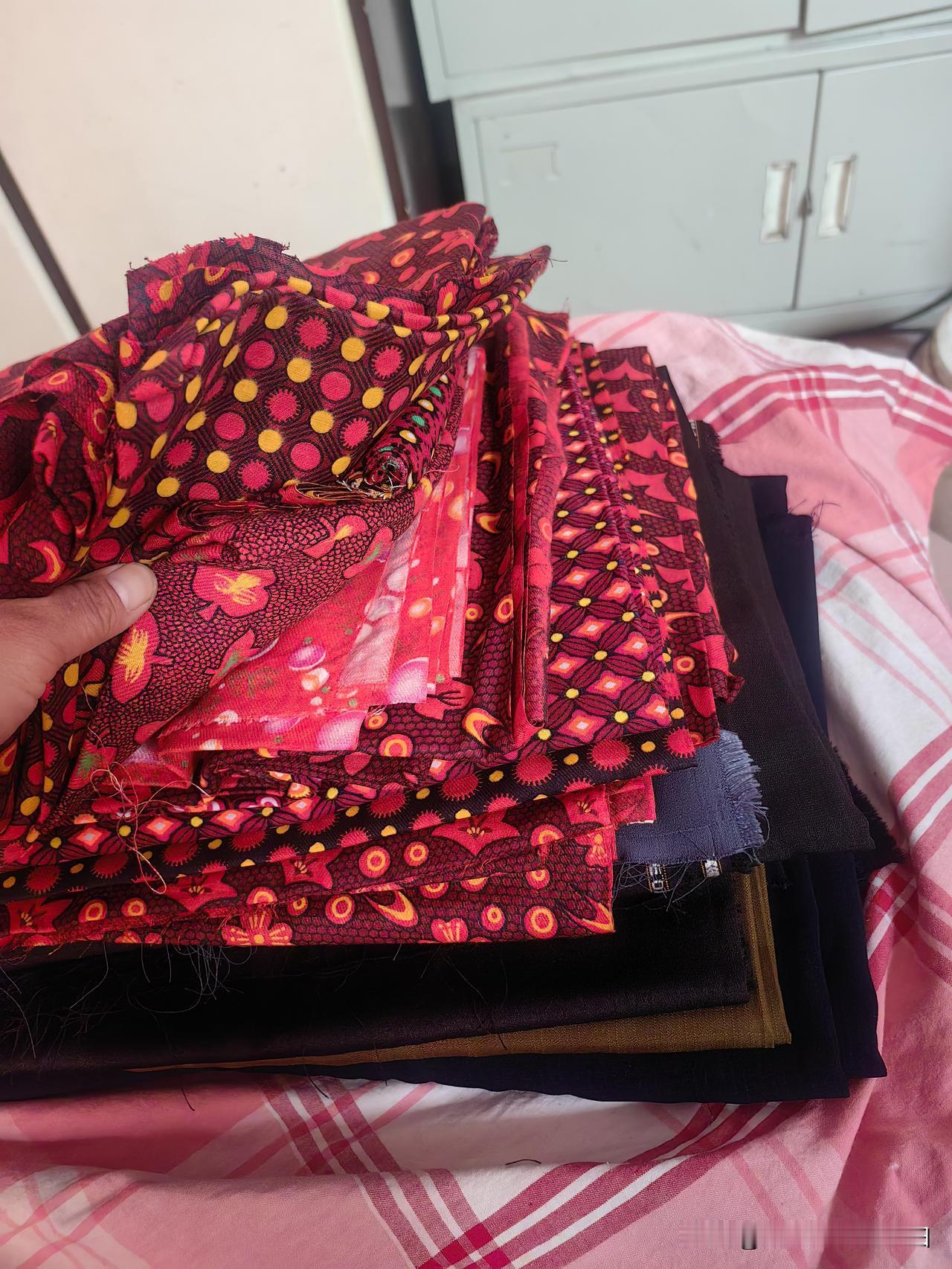 今天上午去供销社买了两袋樟脑丸，准备往柜子里放，先把柜子里的被子给拿出来晒了晒。