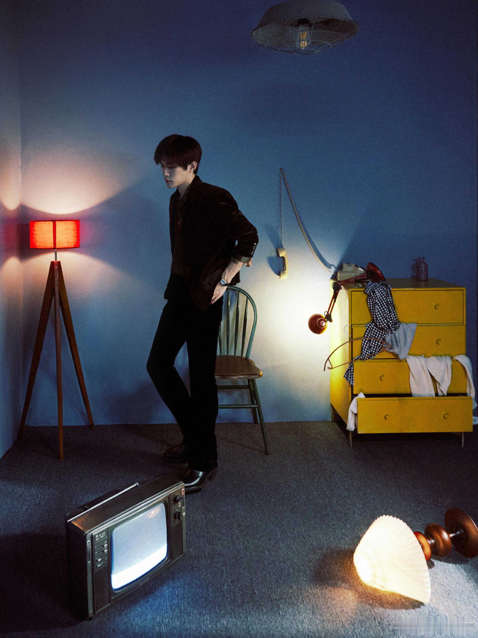 易烊千玺自醉时分回眸一瞬，坠梦百年。还有一些自醉时分 他的眼睛好像会说话，回眸那