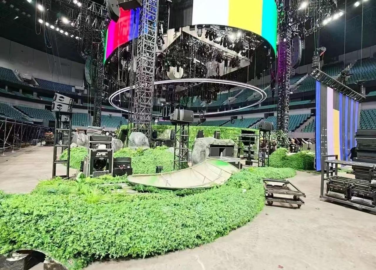 单依纯演唱会西安站舞台搭建中好期待！！！周六见 单依纯 单依纯西安演唱会 单依纯