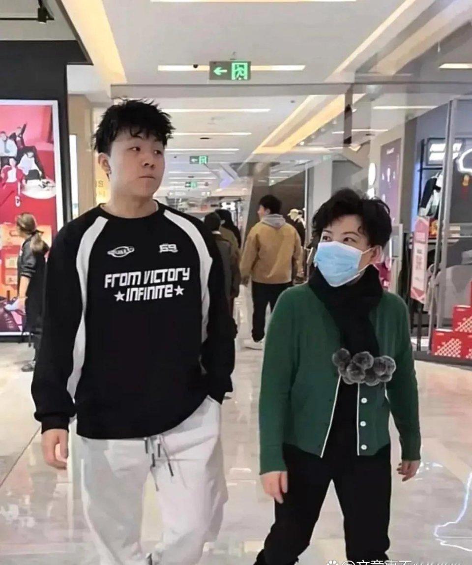 邓亚萍儿子长到1米8，和妈妈一起逛街。虽然邓亚萍个头不高，但儿子却很高哦 