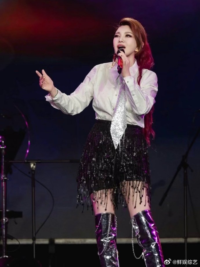 乌兰图雅 半永久嬉皮笑脸都累没了从欢乐笑脸到疲惫认真，乌兰图雅在乘风舞台全力以赴