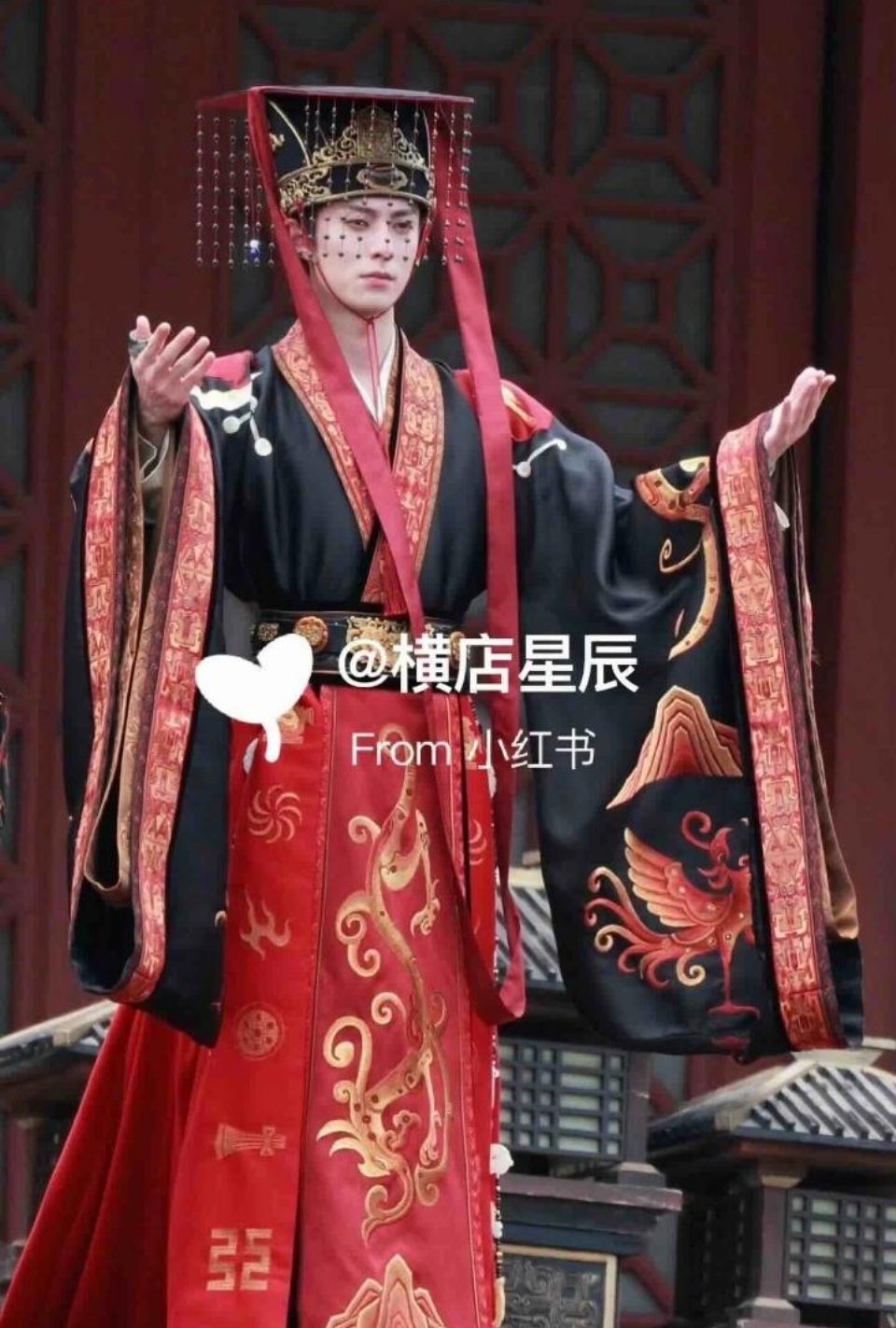 王鹤棣谢景行登基路透 众爱卿平身 