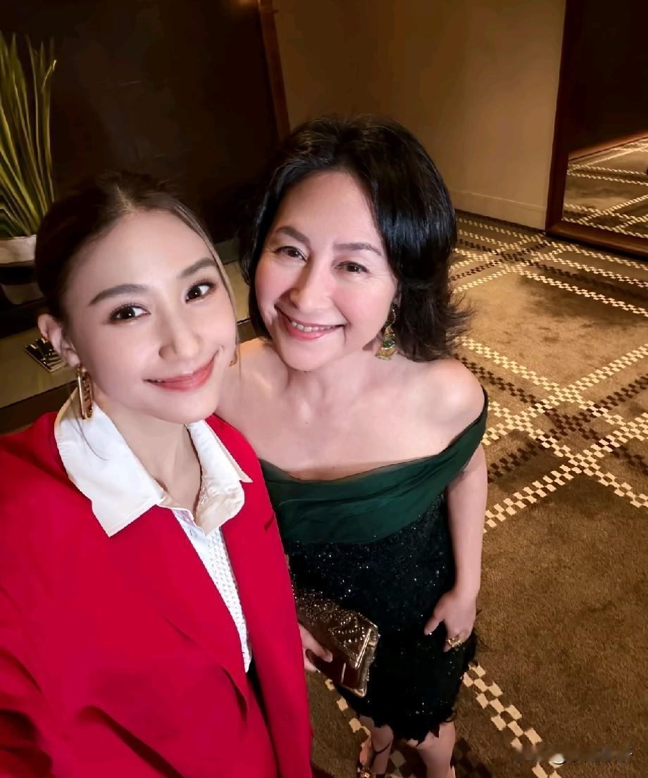 豪门最美姐妹花！何超琼何超莲同框，网友直呼：这才是“一个模子刻出来”的颜值
 
