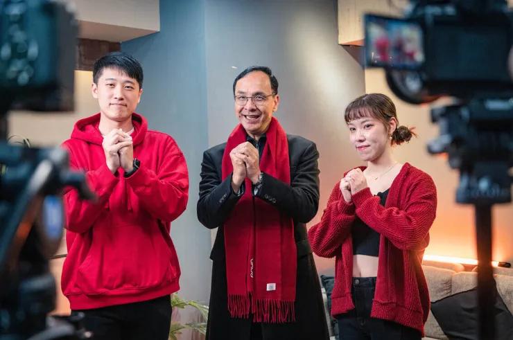 【朱立伦希望国民党改变“刻板印象”，就是穿“日系和韩系”？天真！】
近日，中国国