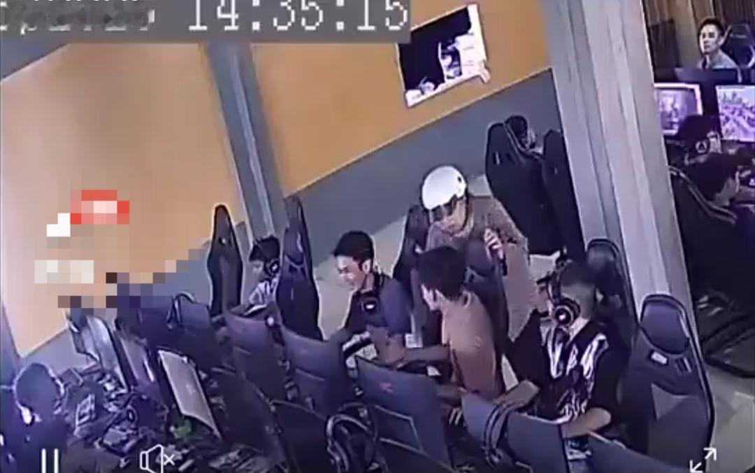 网吧里一段监控视频，看完又好笑又觉得暖心。
 
越南一位奶奶着急找偷偷跑出门上网