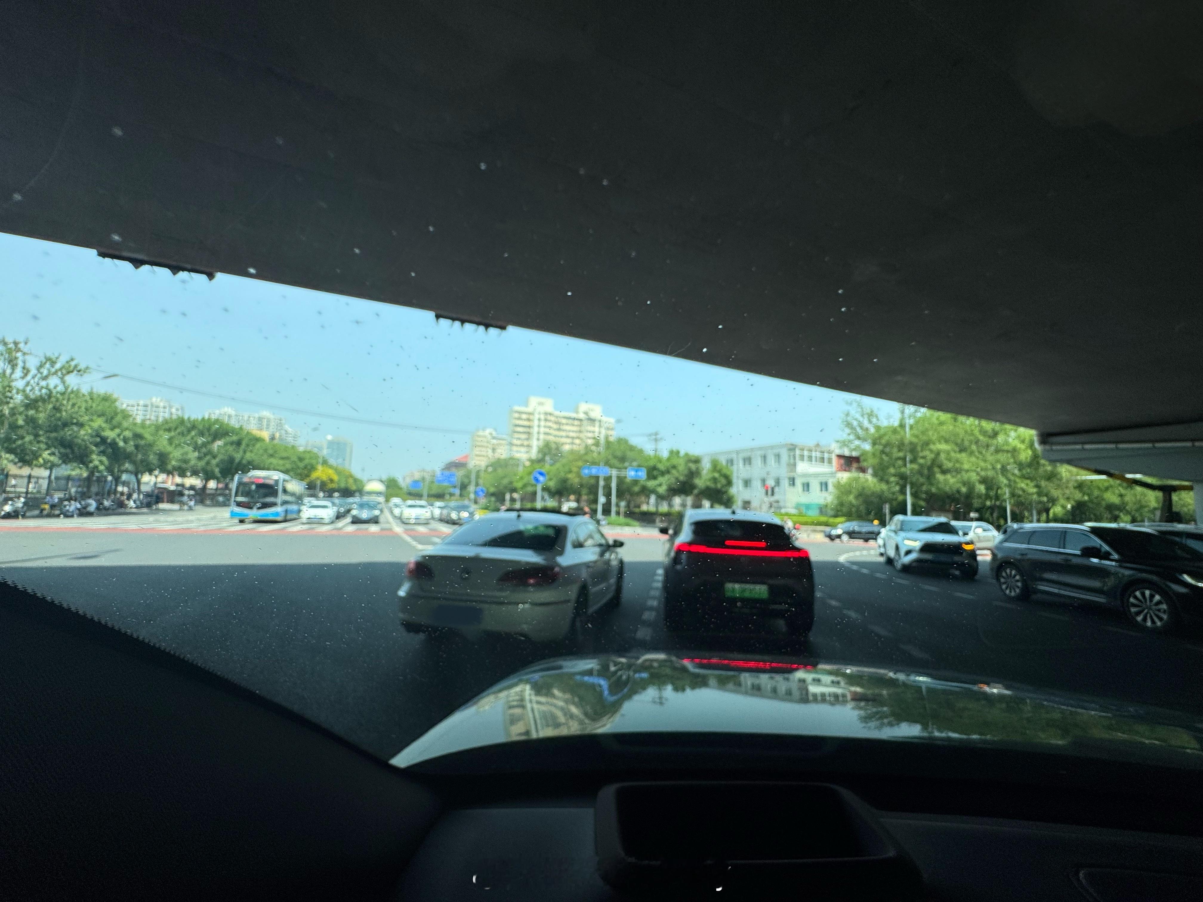哪开车都有这种大聪明大哥你告诉我你的位置有车道线吗？这种桥底下没探头真让你给抓住