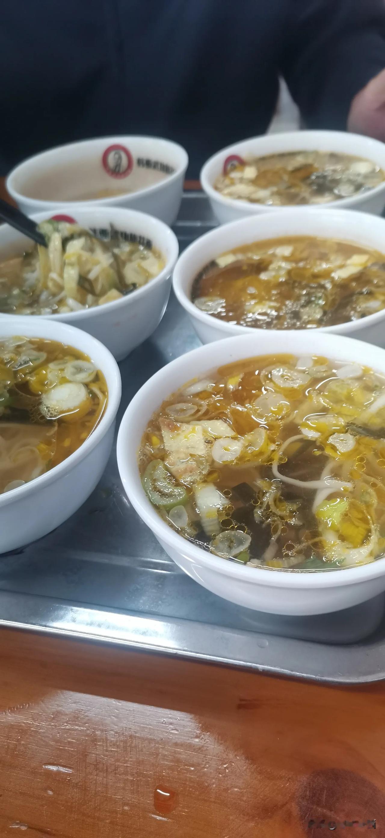 专程打卡开在西安的武功旗花面，当一碗热气腾腾的武功旗花面端上桌时，首先映入眼帘的