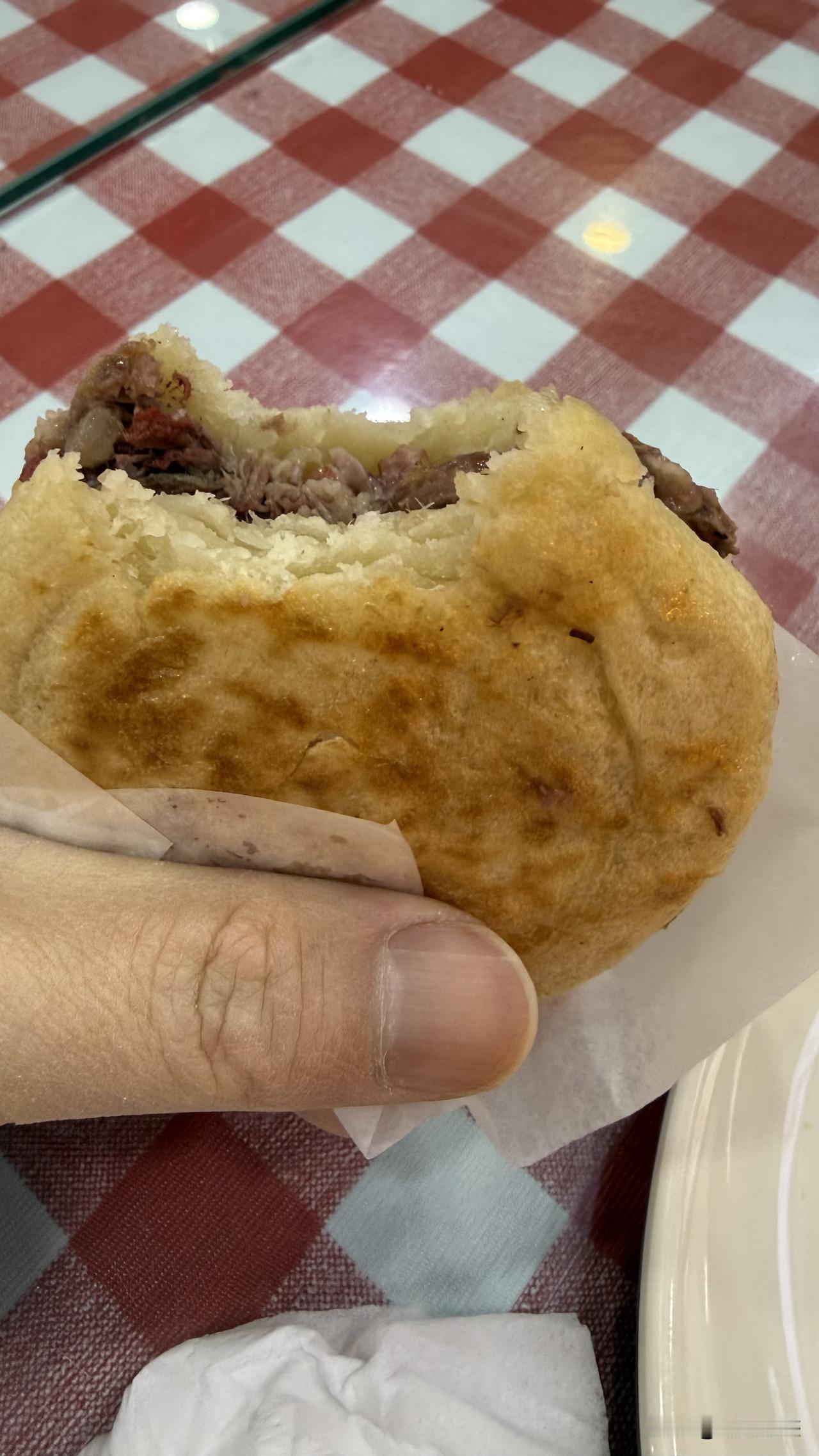 感觉保定这驴肉火烧不仅涨价了而且还小了。

尤其是市区的这火烧，这几天老是跑徐水