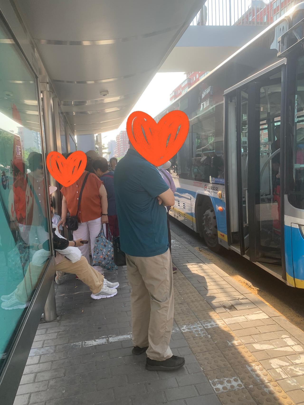 现在是早上8点29分，公交车站等车的人很多。观察一下，好几辆公交车的等待时间都是