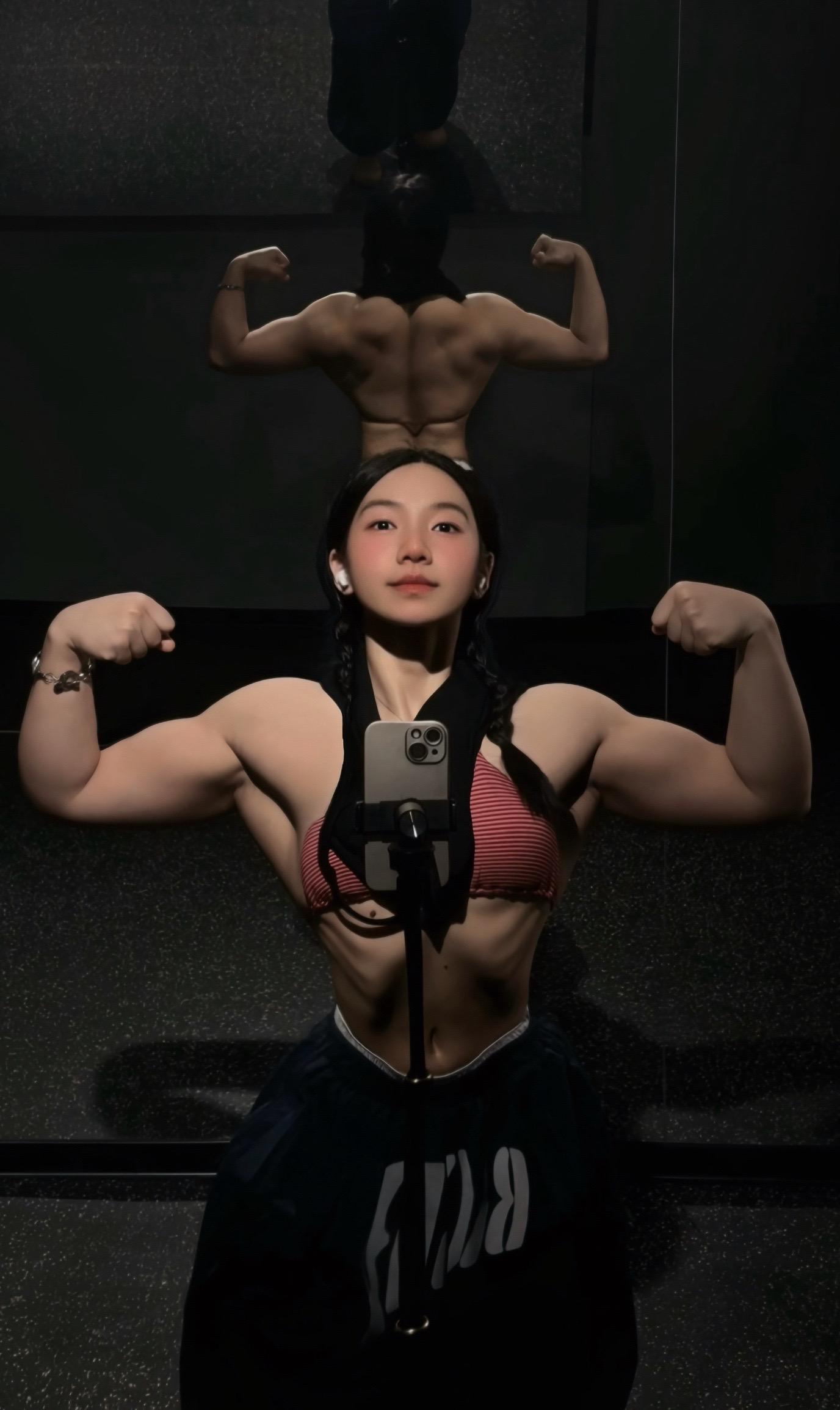 眼里只有对肌肉的渴望。