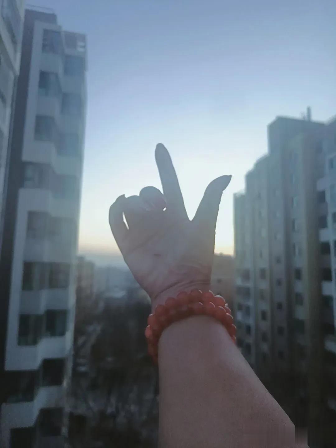 和谁在一起，决定着你一生的命运！人品好的人，是你最大的贵人，子曰：“子欲为事，先