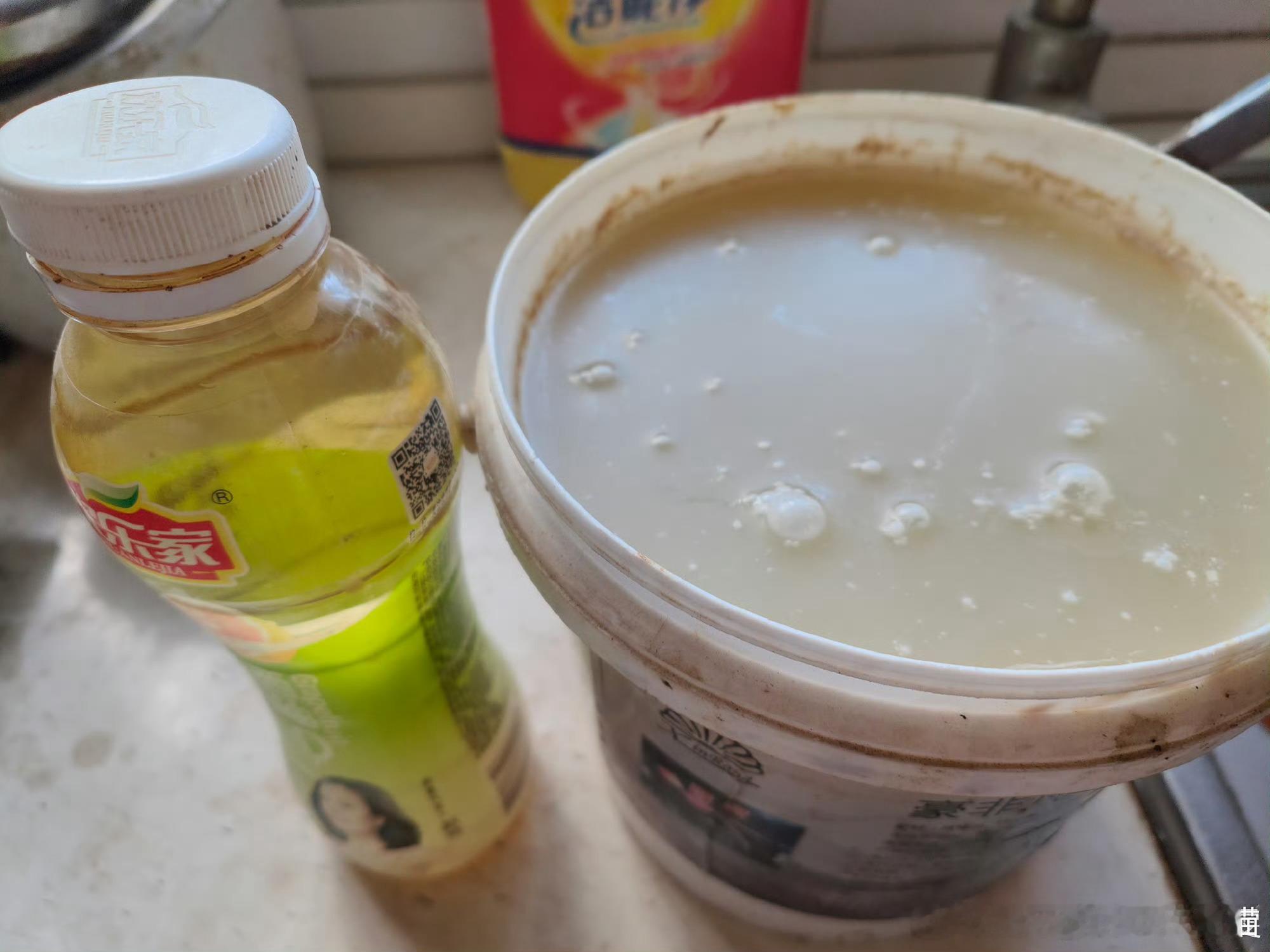  中午次的臭豆腐[嘻嘻][嘻嘻]正宗臭豆腐哦，没有一点科技狠活，臭的正宗臭的健康