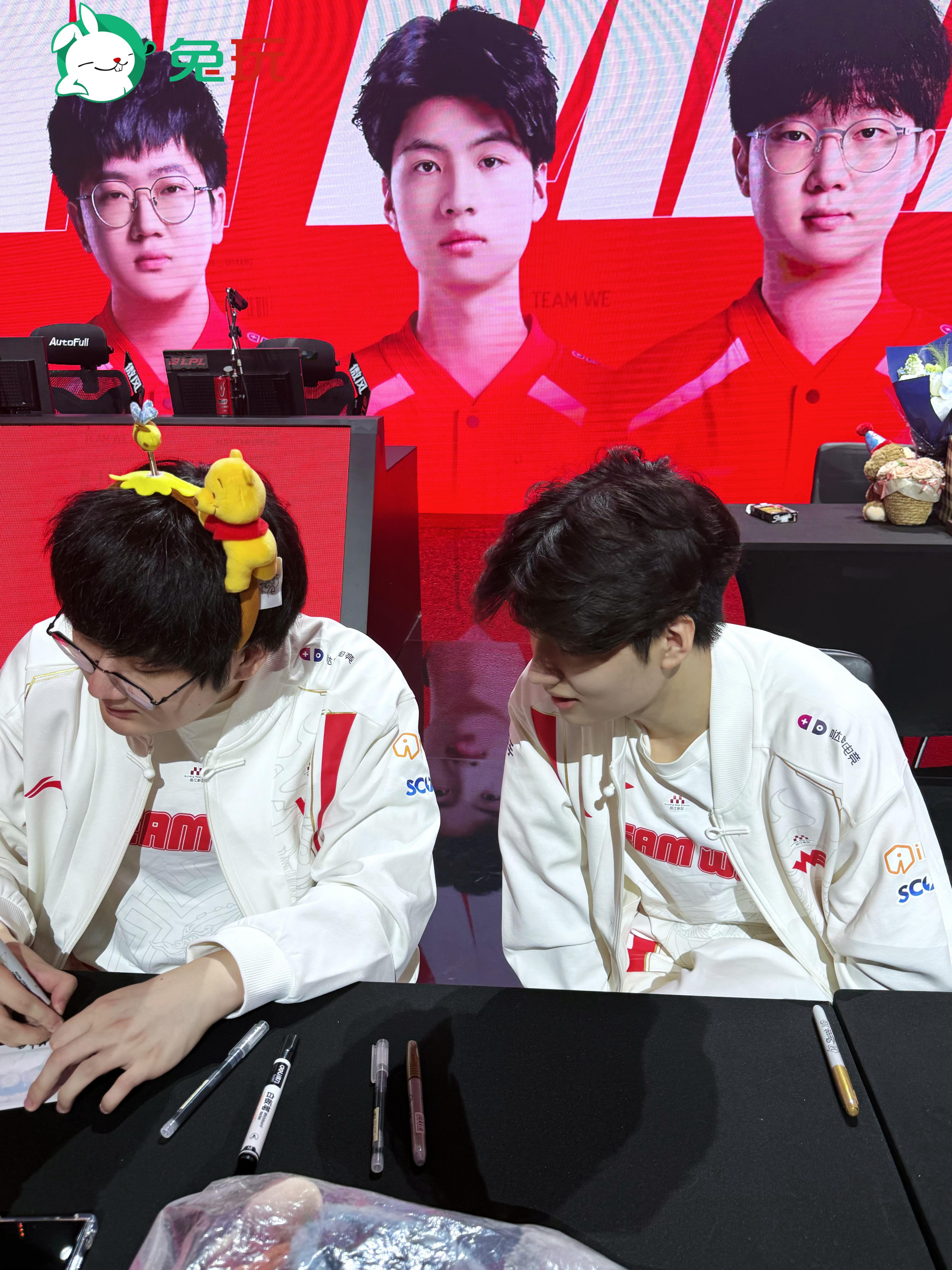 teamwe[超话]  你俩说啥呢？让兔宝也听听[嘘]现场有兔we对战nip20