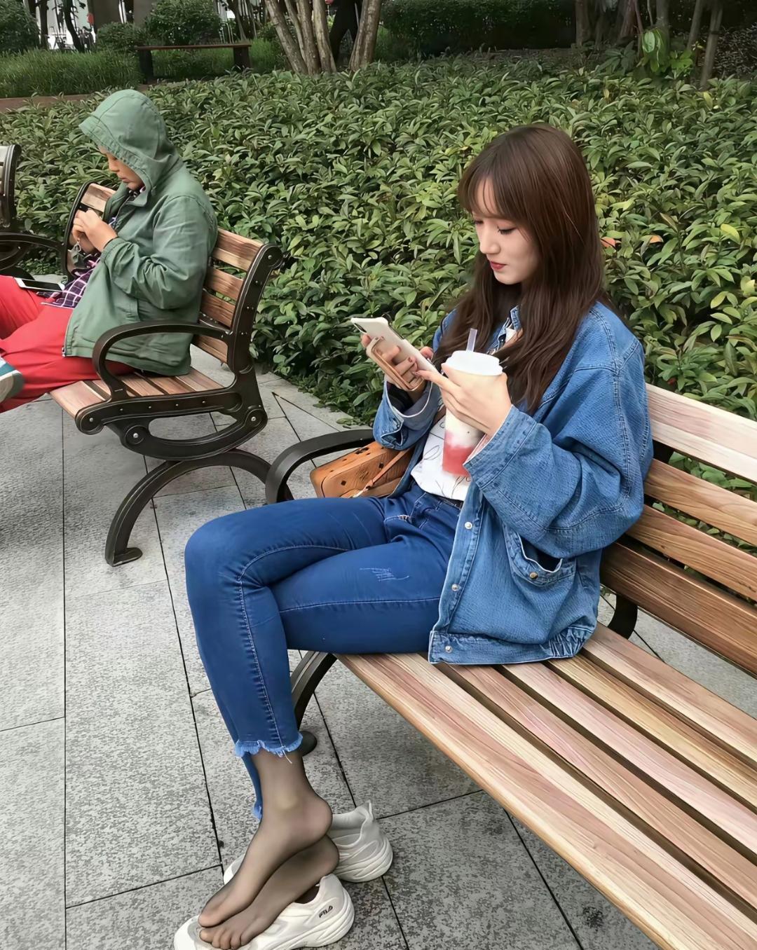 阳光明媚的一天，坐在公园里刷刷手机真的又是美好的一天！