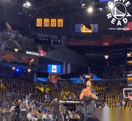 一个37岁的男人，还能有多幼稚？
刚刷到一个视频，赛前热身，库里居然玩儿嗨了，直