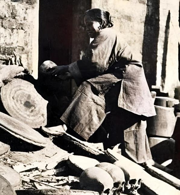 1902年，一位南方家庭妇女在院中晾晒亲手蒸煮处理过的三个骷髅头，毫不畏惧。她的