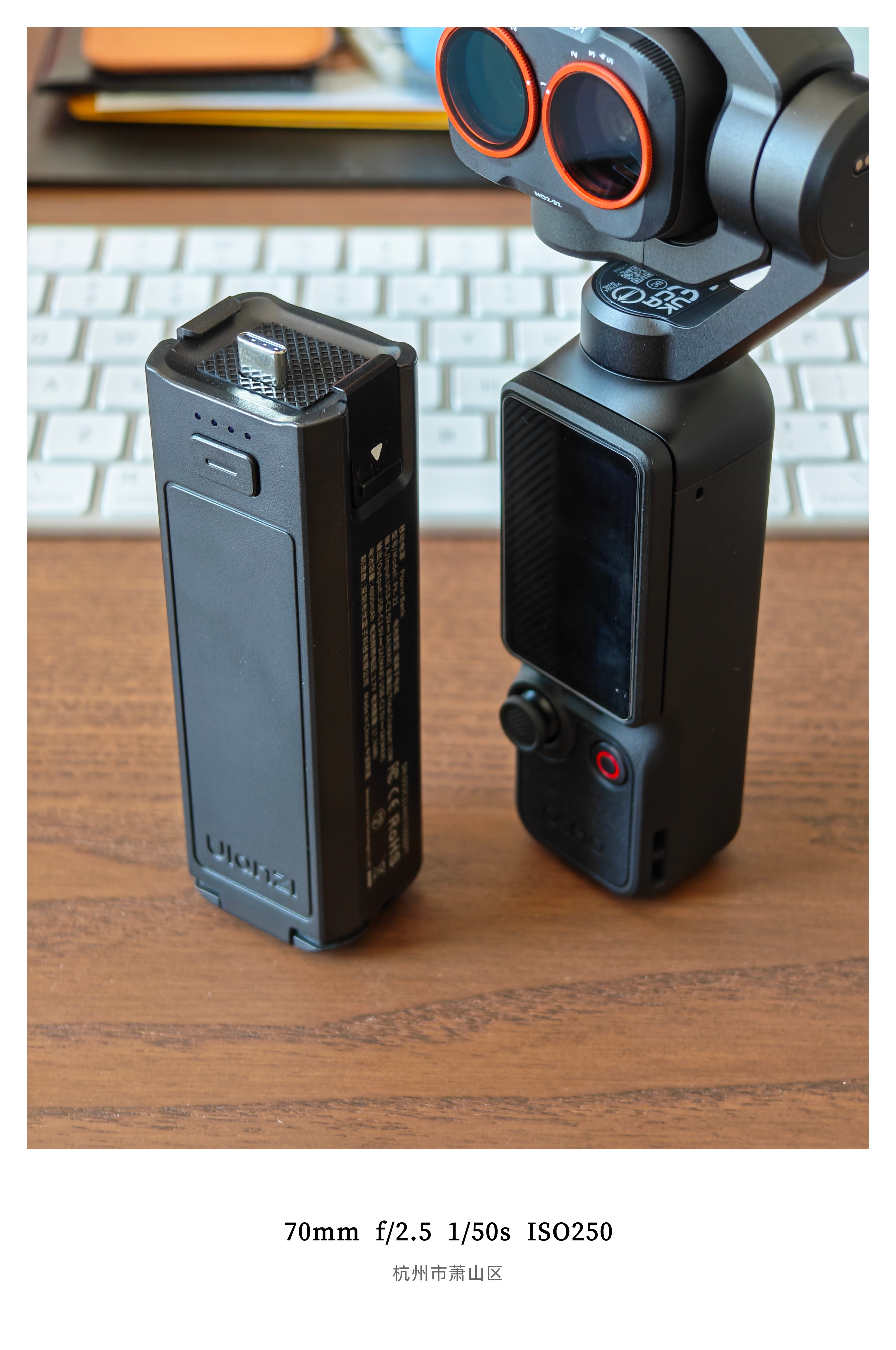 给大疆pocket 4P配了续航手柄相比官方容量更大，自带三脚架再搭配一个麦克风