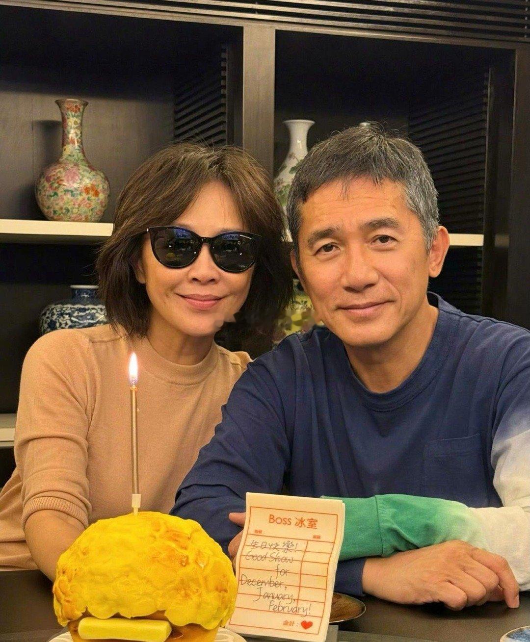 刘嘉玲和梁朝伟一起庆祝生日，看到他们俩就理解了“少年夫妻老来伴”这句话，一辈子无