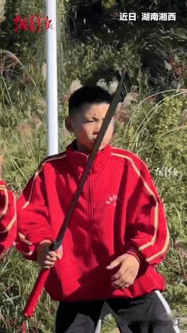 太燃了！学生们展示抗日刀法“破锋八刀”，气势凌厉、横扫八方！

近日湖南湘西，一