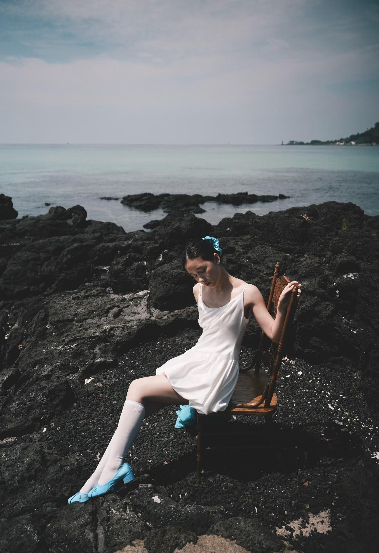 徐娇白色吊带海边随拍，水蓝色残夏的少女气息 ​​​