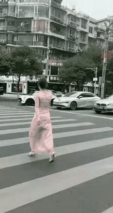 车里的司机此刻估计很懵逼，估计这是喝多了吧…