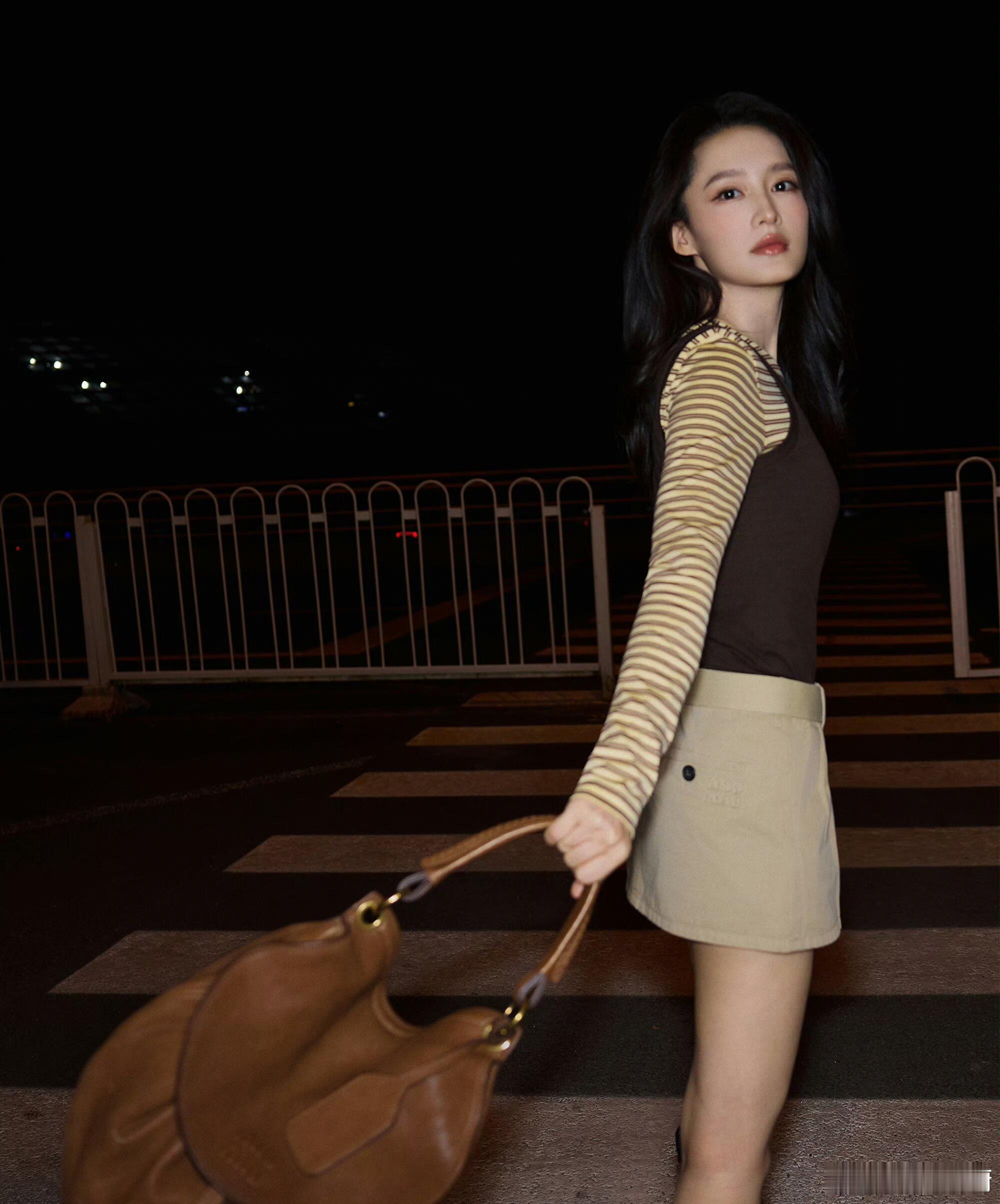 MiuMiu巴黎时装秀李沁这趟大秀的live直出太好看了，叠穿搭配特别有巧思，挎