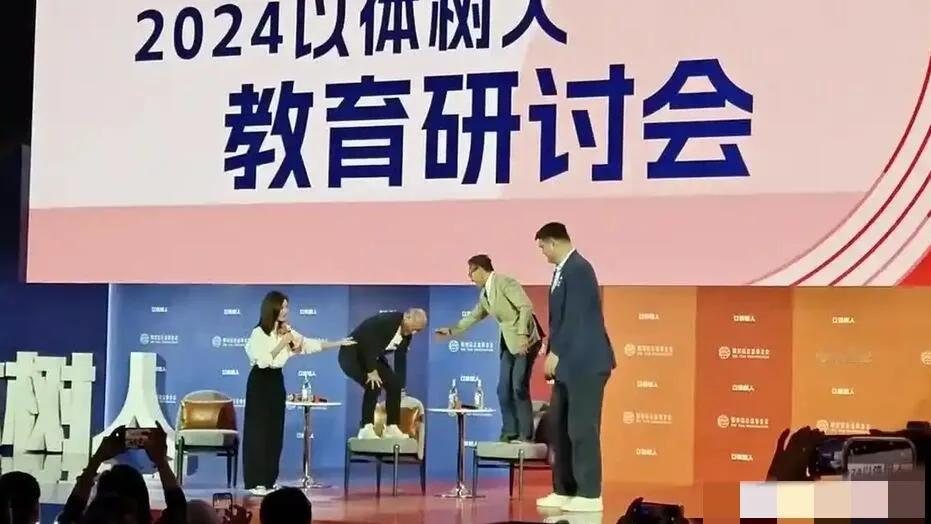和姚明的合照太搞笑了吧！两人都爬到凳子上，还只是到姚明的耳朵那里，姚明小巨人的称