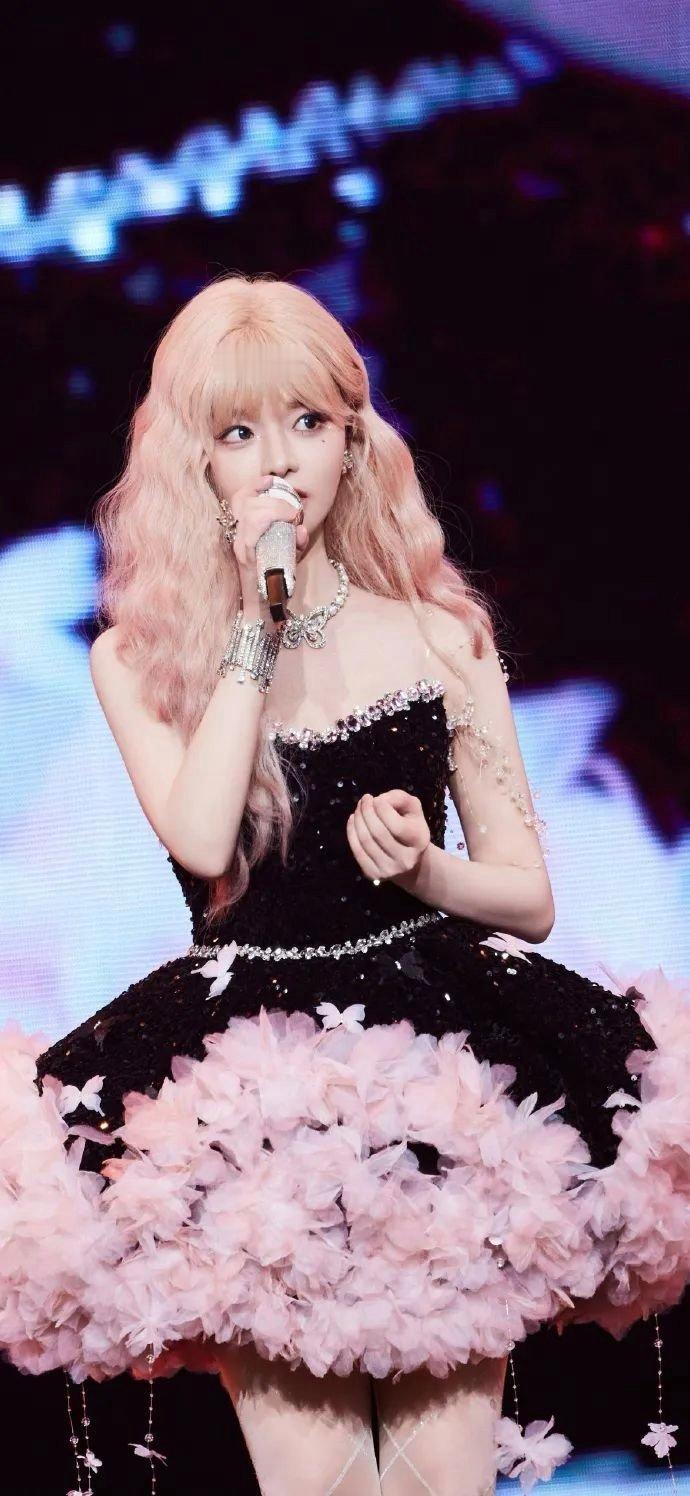 黄霄雲这波变装也太绝了！打破甜妹固有印象，帅得又飒又有气场，简直是行走的风格切换