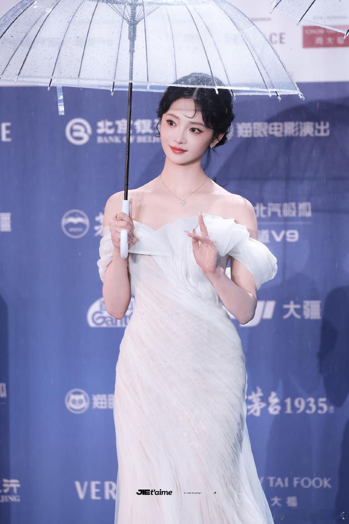 周洁琼白裙周洁琼白裙回眸 雨里的白裙太加分了。她侧身回眸，清清爽爽，温柔好看，让