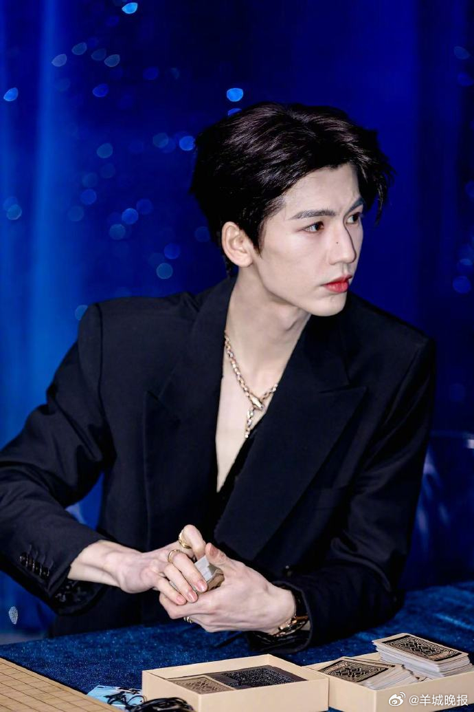 【红毯幕后图，你受到了谁的“美颜暴击”？】后台镜头捕捉明星，一张惊艳的脸后面是另