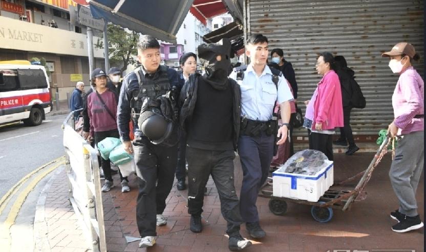 香港荃湾川龙街又有人挥舞菜刀，暂时无人受伤。屯门市广场越南男子舞刀致开枪事件，人