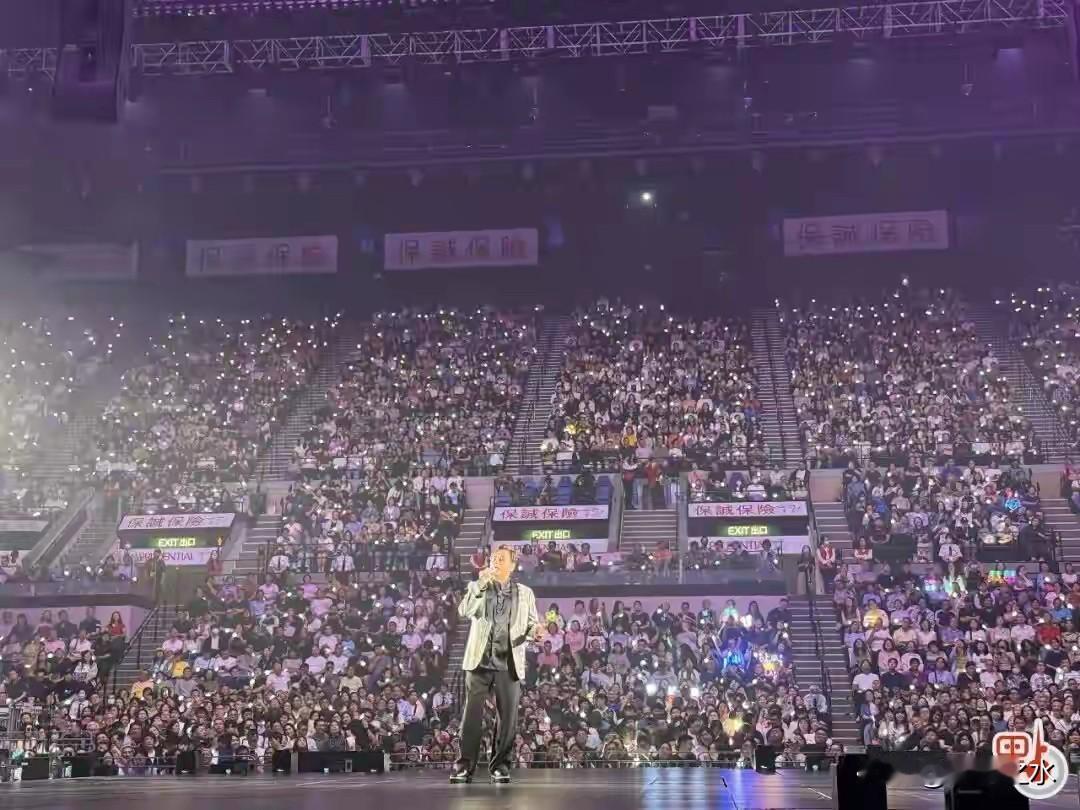 76岁谭咏麟疯狂连开十场演唱会，不为捞钱，只为不留遗憾！
 
明眼人都能看得出来