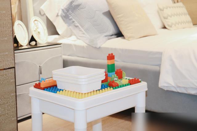 换了张床明白了两件事：床垫不是越贵越好；床宽1.8m用处不大
最近折腾卧室才恍然