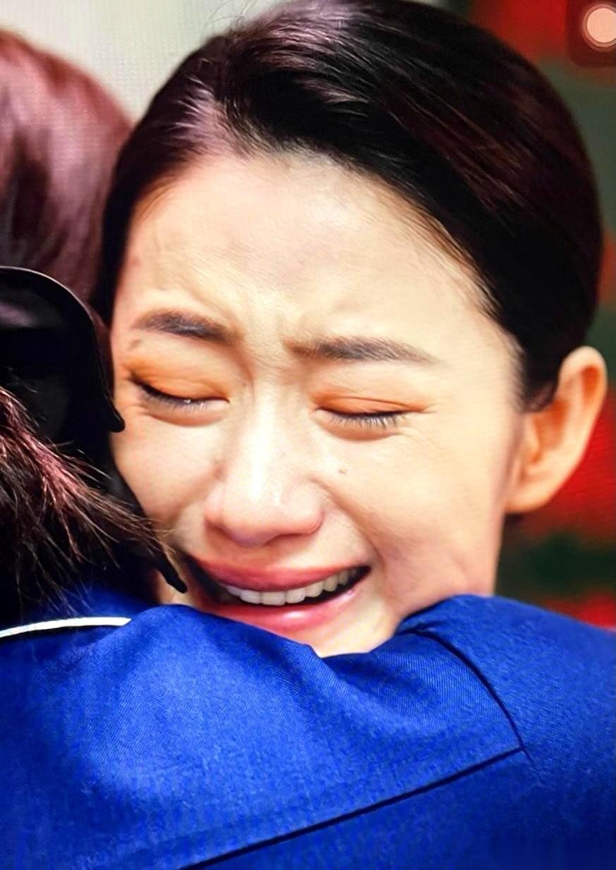 《蜜语纪》的后期剪辑师，大概是分裂的。
镜头给到郭晓婷，画面锐利得像刀片。她一哭