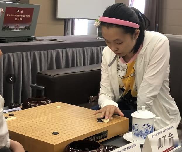 我认为还是周泓余厉害，我们都叫她“大鱼儿”，她的大局观很强，叫杀，中盘的缠斗能力