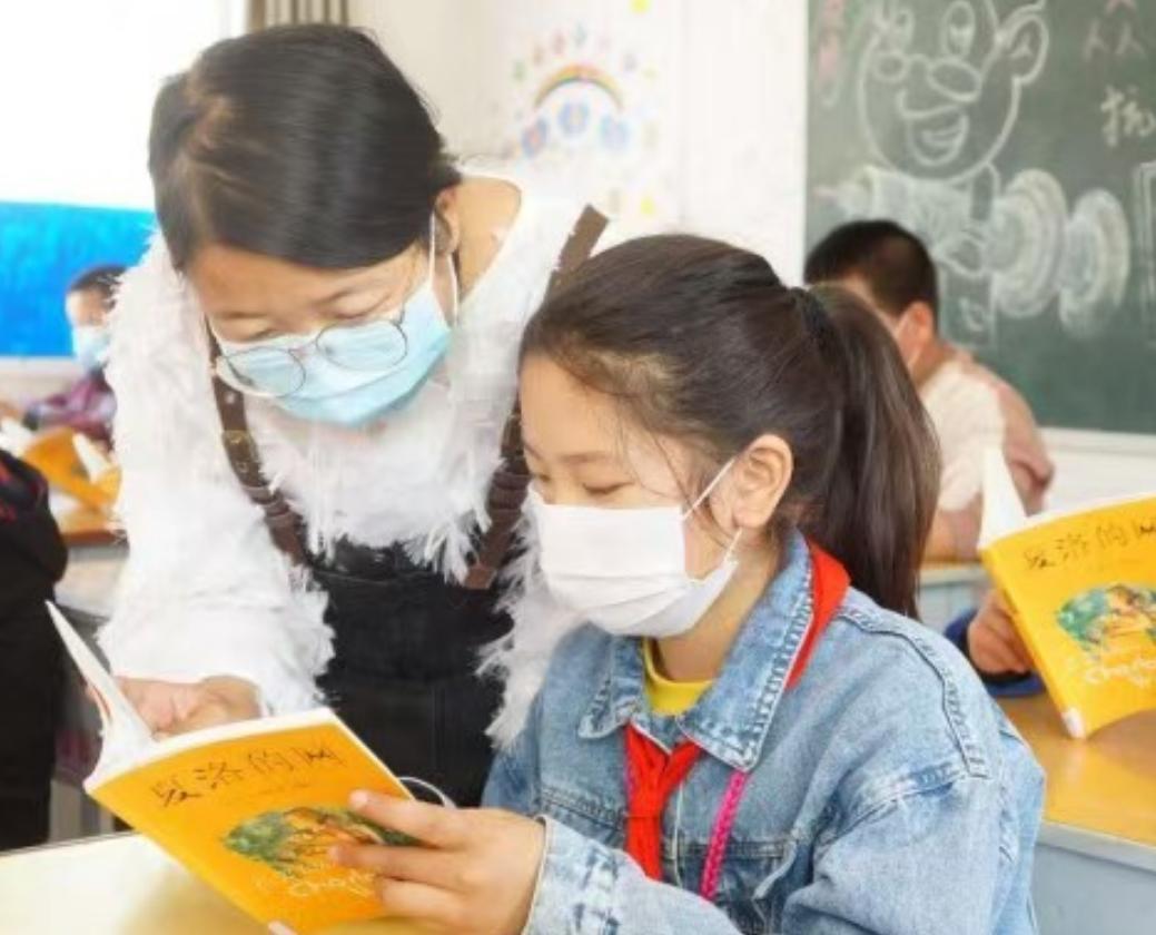 光山县、百色市，两个地名，两起教师猥亵案，两个本该无忧无虑的孩子。每次看到这样的