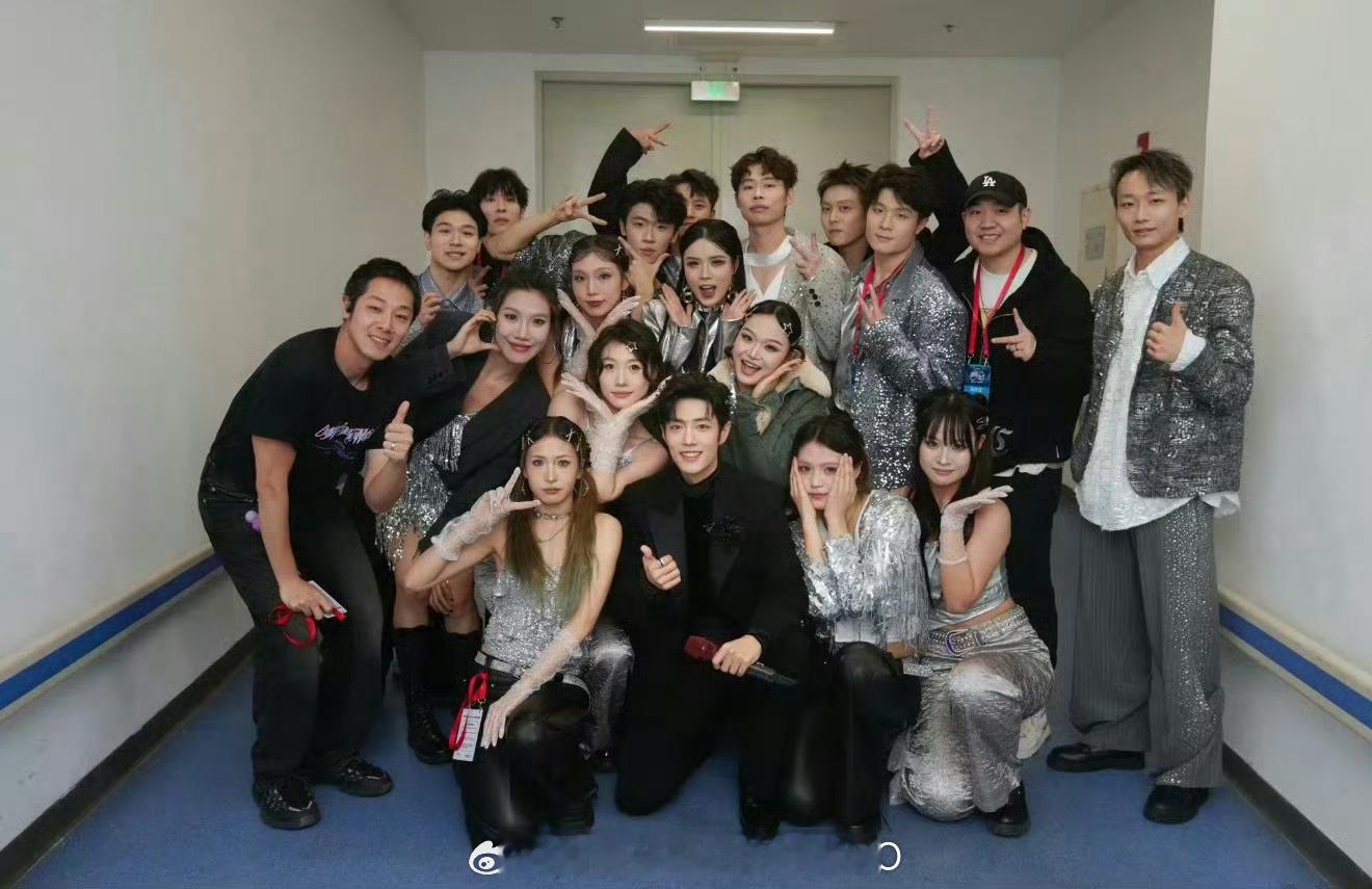 肖战最新团舞合照，漂亮的孩子站中间！！