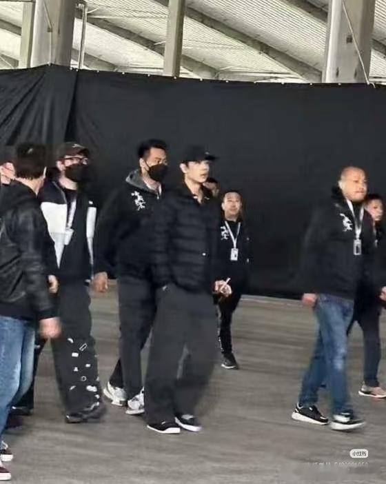 小城良方官宣阵容肖战小城良方开机仪式路透，是我们最新鲜的Dr.刘！ 开机大吉！ 